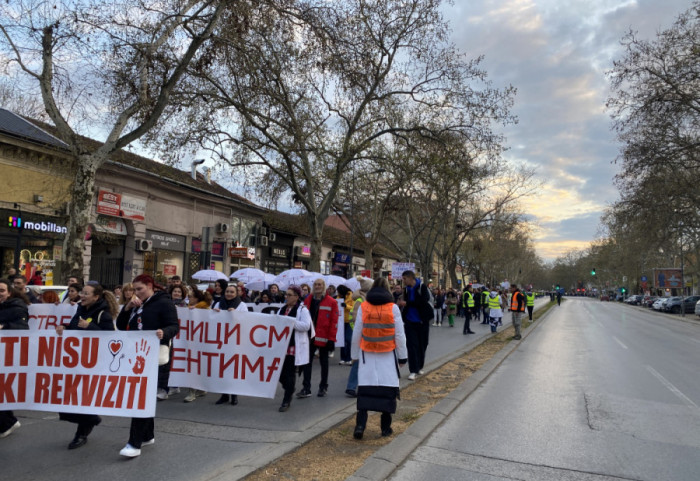 (FOTO) "Pacijenti nisu politički rekviziti": Marš zdravstvenih radnika u Novom Sadu