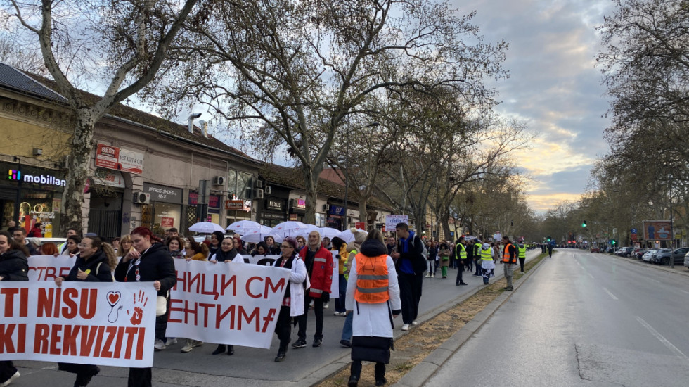 (FOTO) "Pacijenti nisu politički rekviziti": Marš zdravstvenih radnika u Novom Sadu