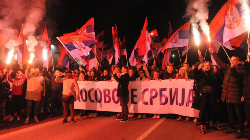 (FOTO) Doček uz pogaču i so: Srbi sa Kosova i Metohije, koji pešače ka Beogradu, stigli u Kraljevo