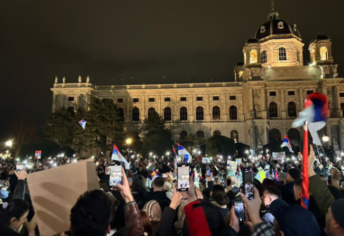(FOTO/VIDEO) "Ispunite zahteve": Studenti biciklisti stigli u Beč, građani ih dočekali na Trgu Marije Terezije