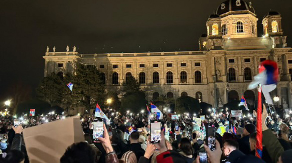 (FOTO/VIDEO) "Ispunite zahteve": Studenti biciklisti stigli u Beč, građani ih dočekali na Trgu Marije Terezije