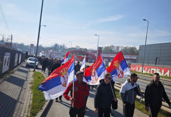 Mladi iz Novog Sada koji peške idu na veliki skup u Beogradu stigli u Inđiju