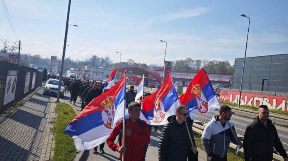 Mladi iz Novog Sada koji peške idu na veliki skup u Beogradu stigli u Inđiju
