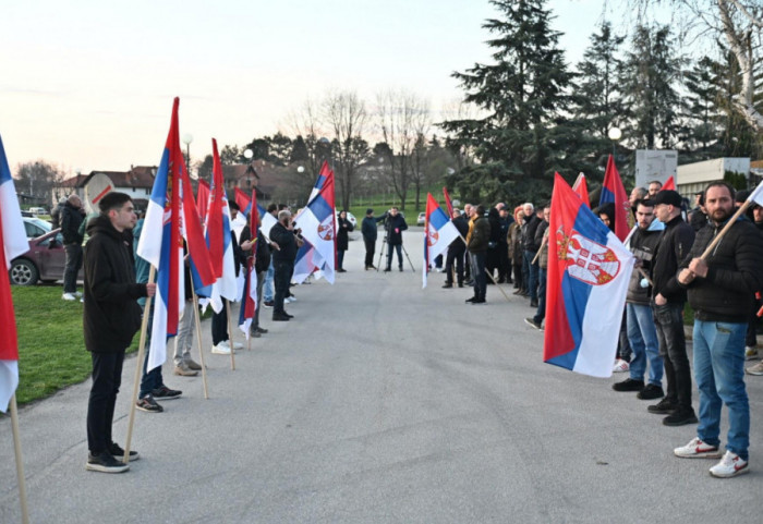 (FOTO) Srbi sa KiM treći dan pešače do Beograda: U Preljini kod Čačka dočekani uz pogaču, so i trubače