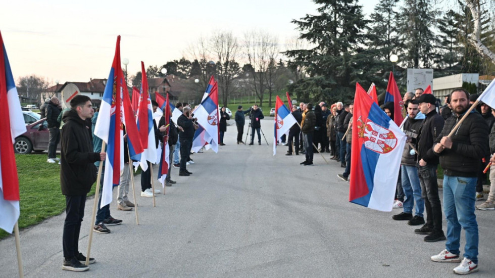 (FOTO) Srbi sa KiM treći dan pešače do Beograda: U Preljini kod Čačka dočekani uz pogaču, so i trubače