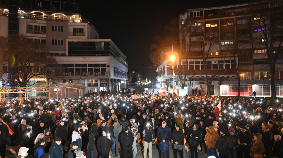 Studenti koji pešače od Jagodine ka Novom Pazaru dočekani u Kraljevu uz vatromet i baklje
