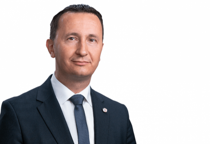 Kamenovano vozilo gradonačelnika Trebinja tokom izborne konvencije u Nikšiću