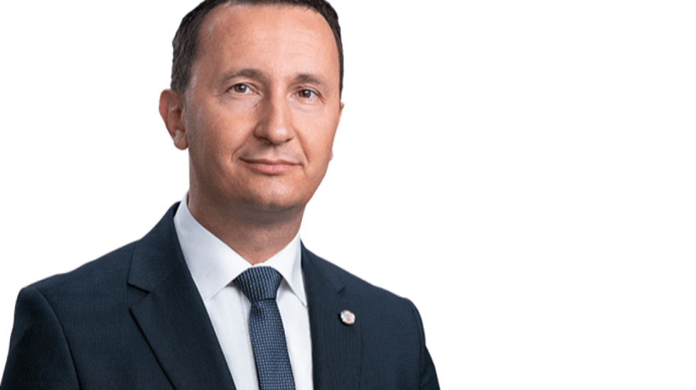 Kamenovano vozilo gradonačelnika Trebinja tokom izborne konvencije u Nikšiću