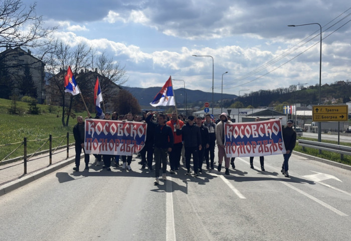 (FOTO) Srbi sa KiM četvrti dan pešače ka Beogradu, stigli u Gornji Milanovac