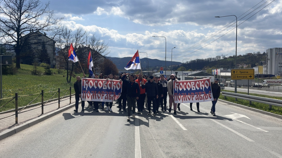 (FOTO) Srbi sa KiM četvrti dan pešače ka Beogradu, stigli u Gornji Milanovac