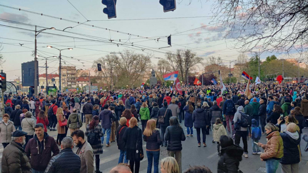 (FOTO/VIDEO) Incident na protestu kod Vukovog spomenika: Autom se zaleteo u okupljene građane
