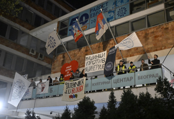 (FOTO) Protest studenata u blokadi ispred RTS zbog vesti u Dnevniku 2: "Nije lepo lagati"