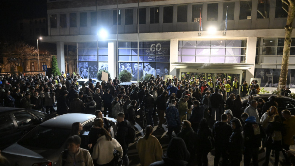 "Uključi se da ih isključimo": Studenti blokirali RTS u Takovskoj i na Košutnjaku, ušli u magacin RTV u Novom Sadu
