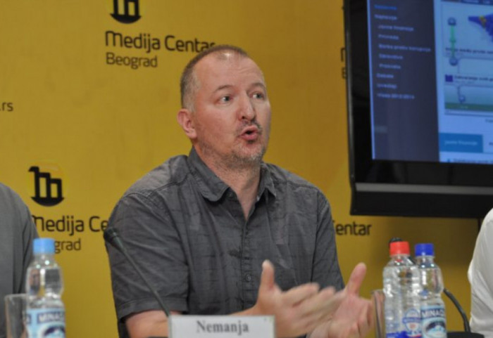 Kolumnista Peščanika Dejan Ilić pušten na slobodu nakon što je priveden zbog sumnje da je izazvao panike