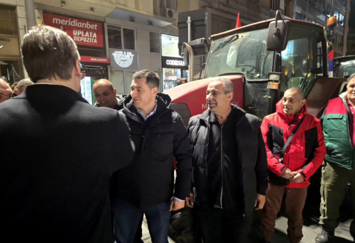 (FOTO) Traktoristi tokom noći došli u Pionirski park, dočekao ih Vučić
