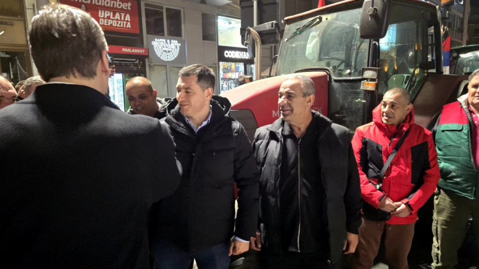 (FOTO) Traktoristi tokom noći došli u Pionirski park, dočekao ih Vučić
