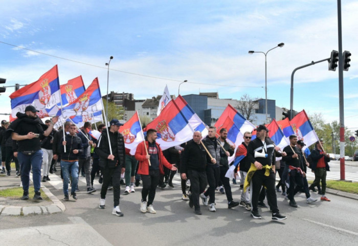 (FOTO) Srbi koji su pešačili sa KiM do Beograda stigli do zgrade Vlade Srbije