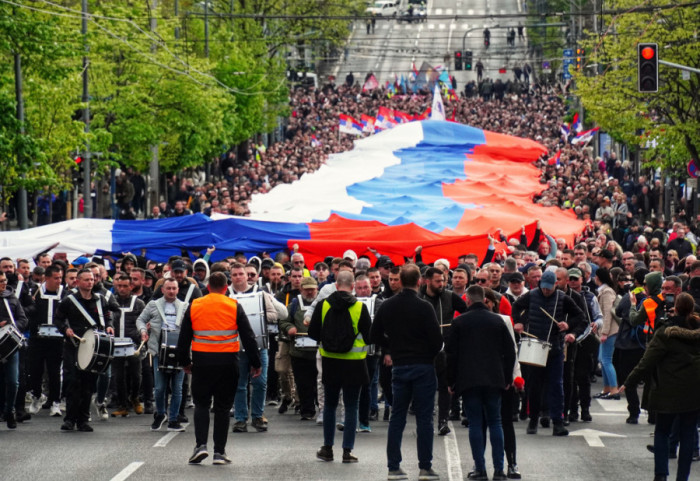 (FOTO/VIDEO) Skup "Ne damo Srbiju": Razvijena "najduža" zastava, dočekani Srbi sa KiM, studenti 2.0 dobili zahvalnice