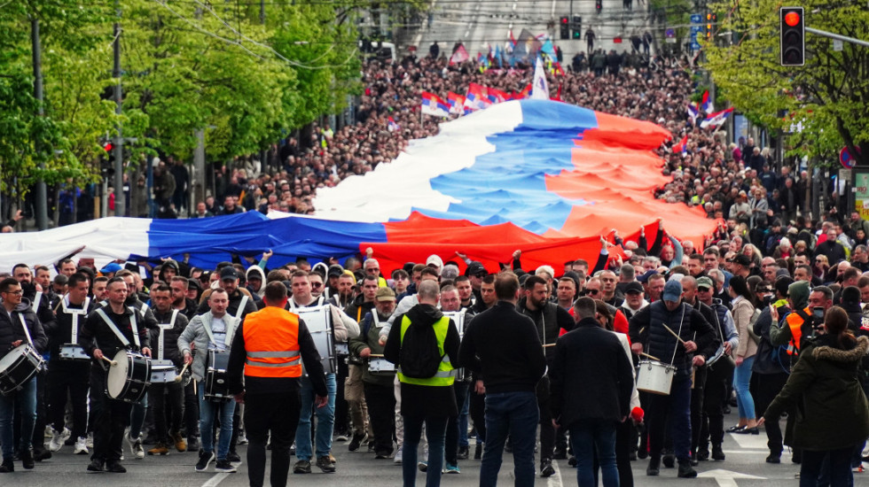 (FOTO/VIDEO) Skup "Ne damo Srbiju": Razvijena "najduža" zastava, dočekani Srbi sa KiM, studenti 2.0 dobili zahvalnice