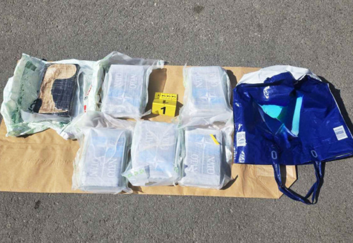 (FOTO) Policija pronašla 10 kilograma kokaina, skoro 17.000 evra, automobil i kamion kod dvojice Novosađana