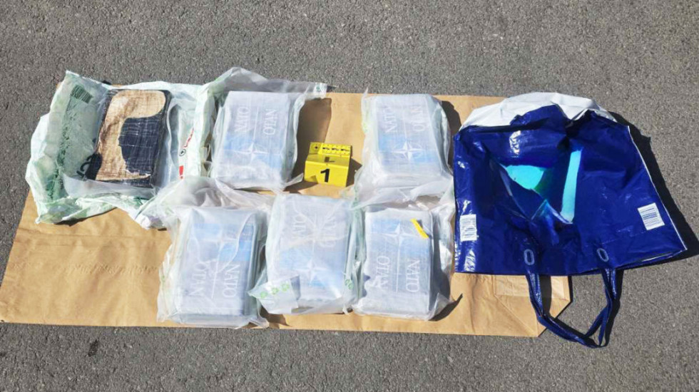 (FOTO) Policija pronašla 10 kilograma kokaina, skoro 17.000 evra, automobil i kamion kod dvojice Novosađana