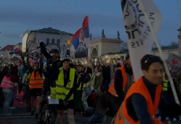 Studenti koji voze do Strazbura stigli u Ulm: "Neprihvatljivo je nepristojno govoriti o ljudima koji mirno protestuju"