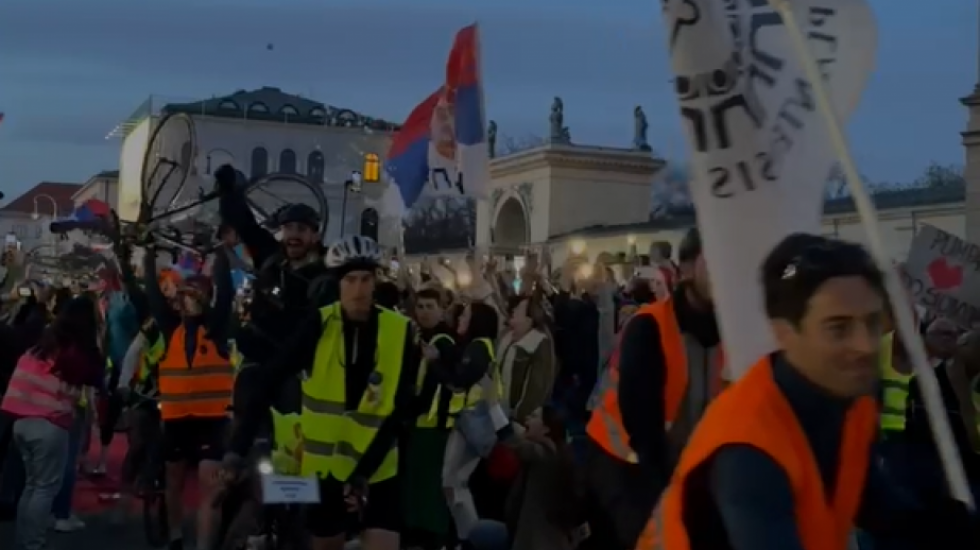 Studenti koji biciklima putuju za Strazbur stigli u Minhen: Dočekani uz ovacije na crvenom tepihu Odeon placa
