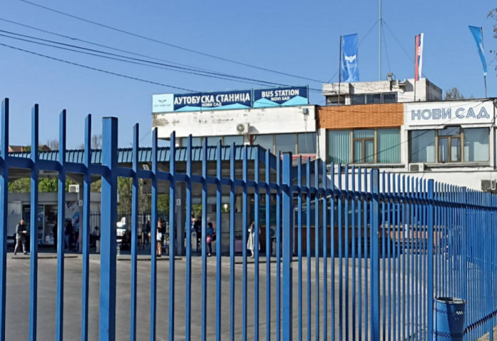 (FOTO/VIDEO) Studenti blokirali GSP u Novom Sadu tokom noći, policija reagovala bez upotrebe sile