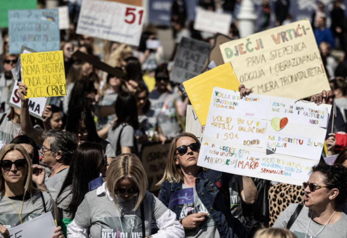 (FOTO) "Kada će deca biti na prvom mestu": Vaspitači protestovali u Zagrebu zbog loših uslova rada