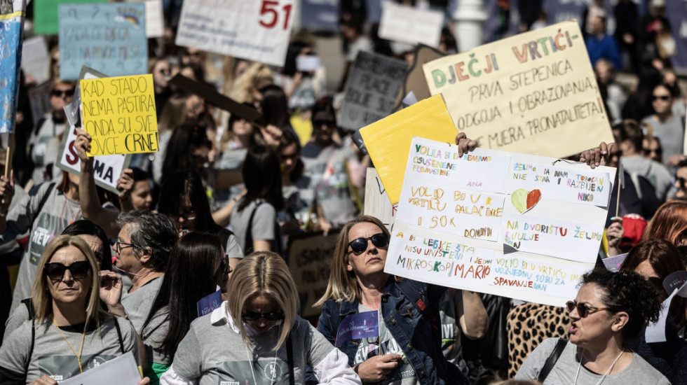 (FOTO) "Kada će deca biti na prvom mestu": Vaspitači protestovali u Zagrebu zbog loših uslova rada