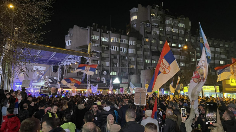 (FOTO/VIDEO) Protest u Novom Pazaru završen pesmom "Ne želim da se plašim mraka", najavljen skup u Kraljevu 16. aprila
