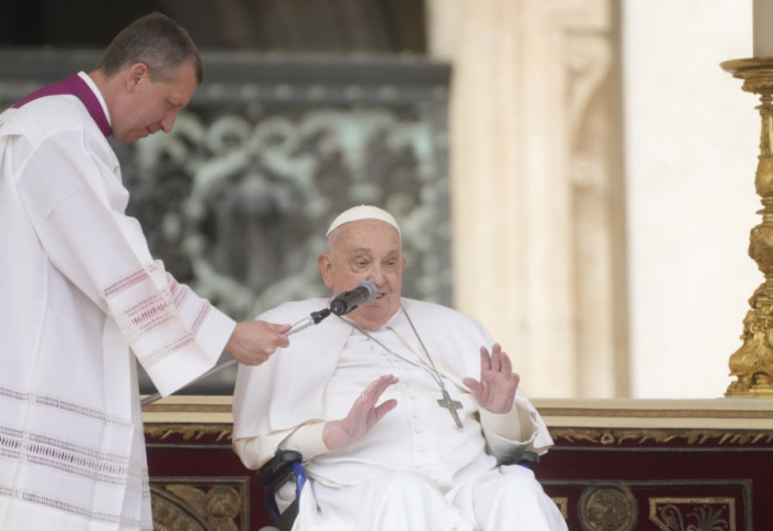 (FOTO) Papa poželeo srećan praznik Cveti pred više od 20.000 vernika na Trgu Svetog Petra