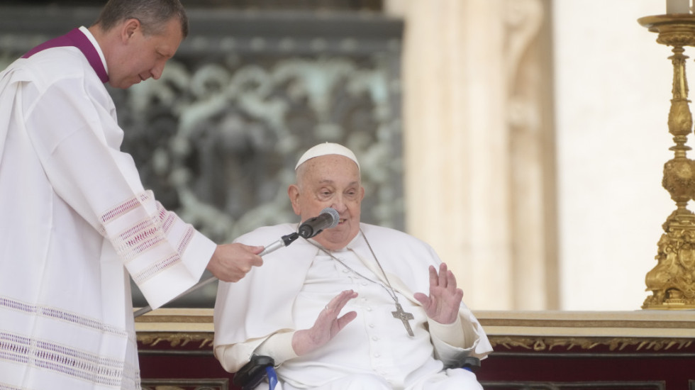 (FOTO) Papa poželeo srećan praznik Cveti pred više od 20.000 vernika na Trgu Svetog Petra