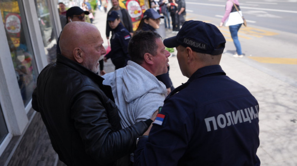 (FOTO/VIDEO) Policija privela muškarca koji je izazvao incident tokom tišine u Zemunu