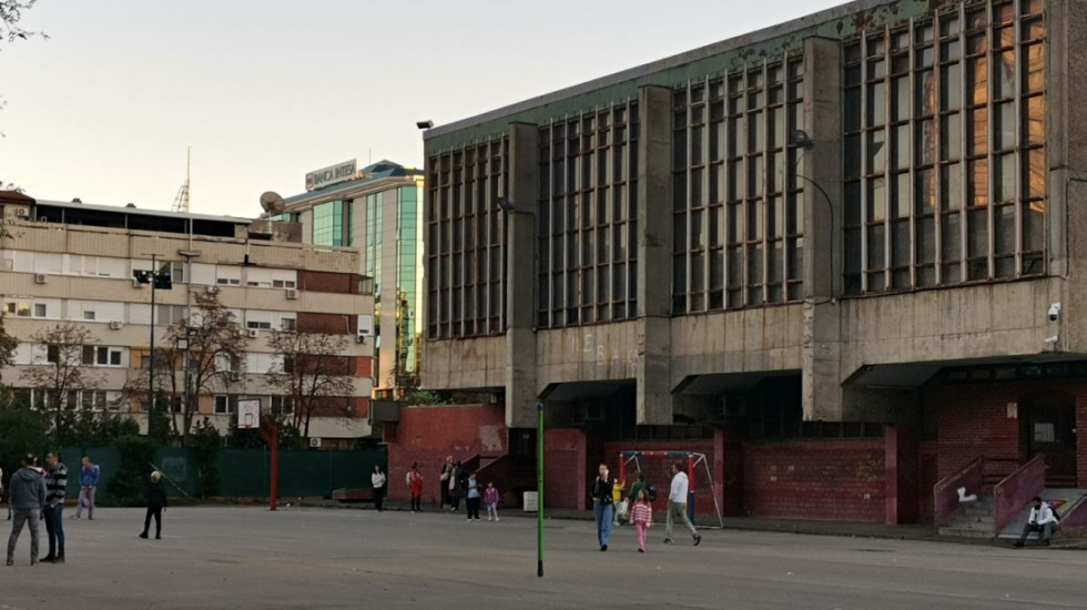 Obijena osnovna škola na Novom Beogradu: Na meti lopova biblioteka i kancelarija direktorke
