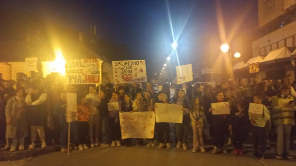 Trubači, baloni i ovacije u Guči na dočeku niških studenata koji pešače do Kraljeva