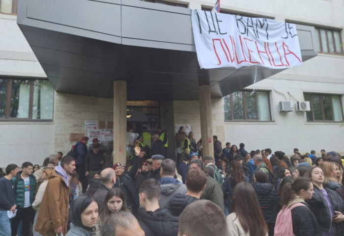 (FOTO/VIDEO) "Gde vam je licenca": Protest ispred Medicinskog fakulteta u Nišu, deo nastavnika pružio podršku studentima