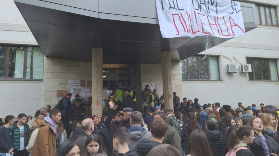 (FOTO/VIDEO) "Gde vam je licenca": Protest ispred Medicinskog fakulteta u Nišu, deo nastavnika pružio podršku studentima