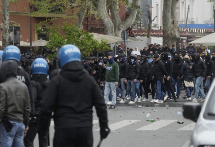 (FOTO) Nasilje navijača Lacija i Rome: Povređena 24 policajca, upotrebljeni vodeni topovi i suzavac