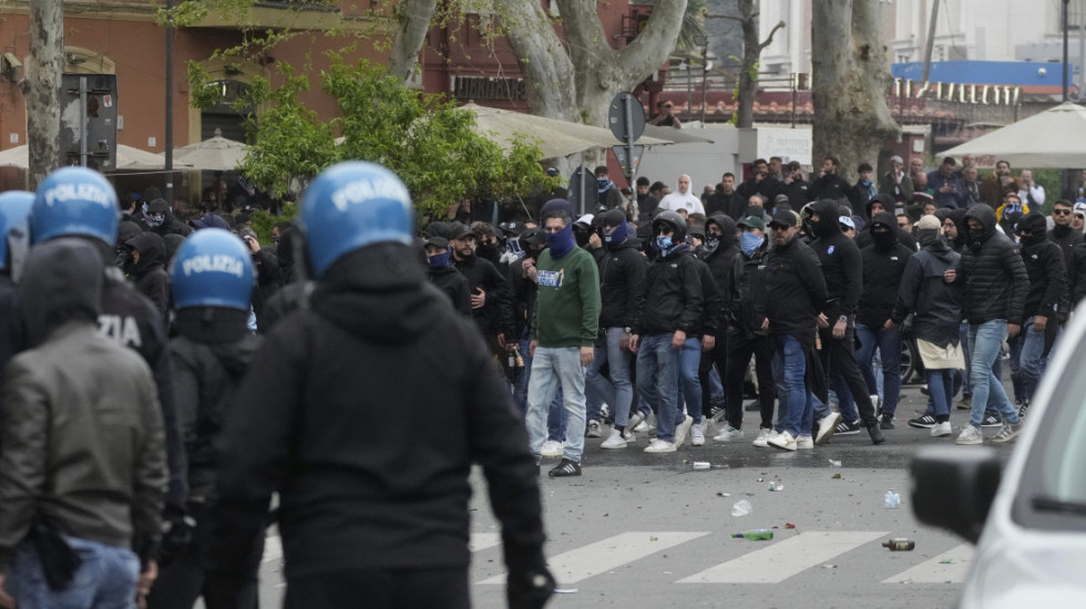 (FOTO) Nasilje navijača Lacija i Rome: Povređena 24 policajca, upotrebljeni vodeni topovi i suzavac