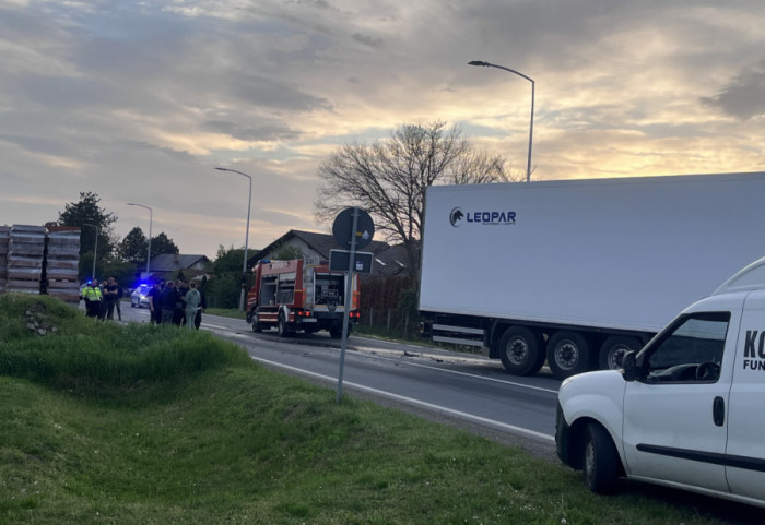 (FOTO) Poginuli muškarac i žena u sudaru automobila i kamiona kod Čelareva