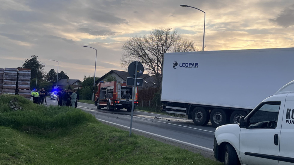 (FOTO) Poginuli muškarac i žena u sudaru automobila i kamiona kod Čelareva