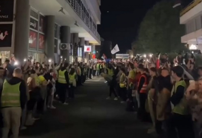 (VIDEO) "Popravljamo kvar": Studenti koji pešače stigli u Kraljevo, dočekani uz vatromet