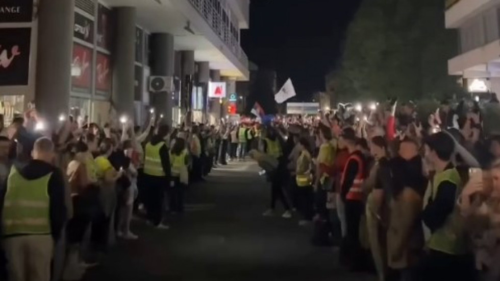 (VIDEO) "Popravljamo kvar": Studenti koji pešače stigli u Kraljevo, dočekani uz vatromet