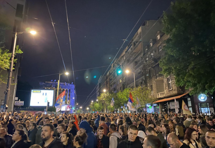 (FOTO/VIDEO) "Ko se boji tišine": Zgrade RTS blokirane 24 sata, studenti uživo pratili doček biciklista u Strazburu