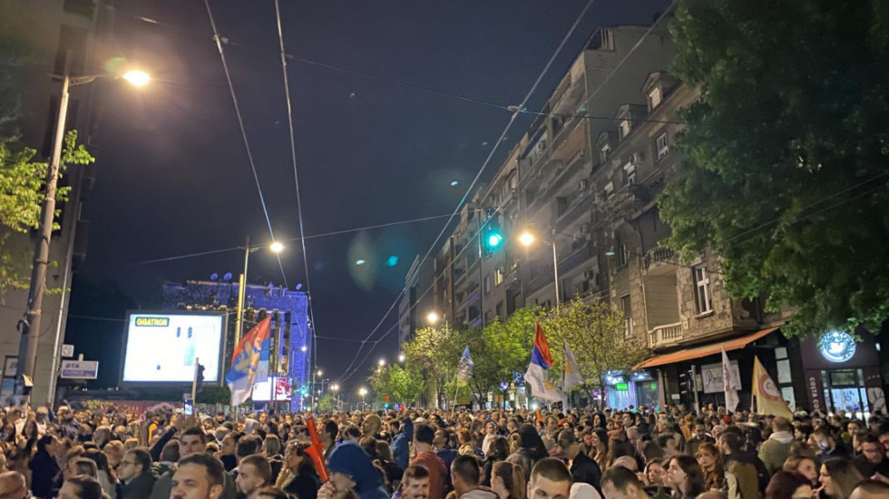 (FOTO/VIDEO) "Ko se boji tišine": Zgrade RTS blokirane 24 sata, studenti uživo pratili doček biciklista u Strazburu