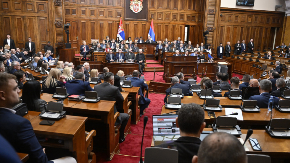 Nekoliko poslanika vlasti i opozicije kažnjeno novčano zbog izrečenih mera opomene na sednicama