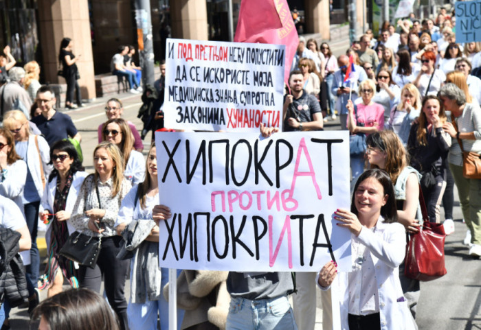 (FOTO) Razmatraju se zahtevi lekara iz Tiršove koji protestuju ispred Ministarstva, sastanak s Lončarom posle praznika