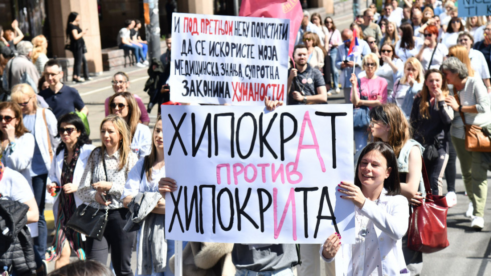(FOTO) Razmatraju se zahtevi lekara iz Tiršove koji protestuju ispred Ministarstva, sastanak s Lončarom posle praznika