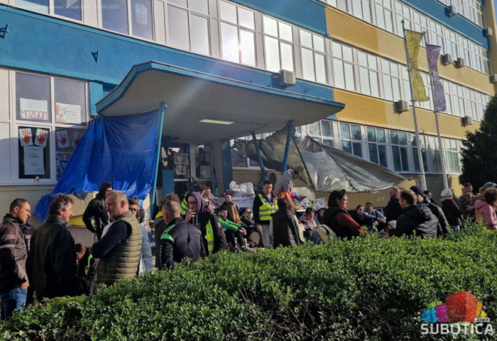 (FOTO) Studenti VTŠ u Subotici prenoćili ispred škole, najavili blokadu od 24 časa zbog odluke o početku nastave
